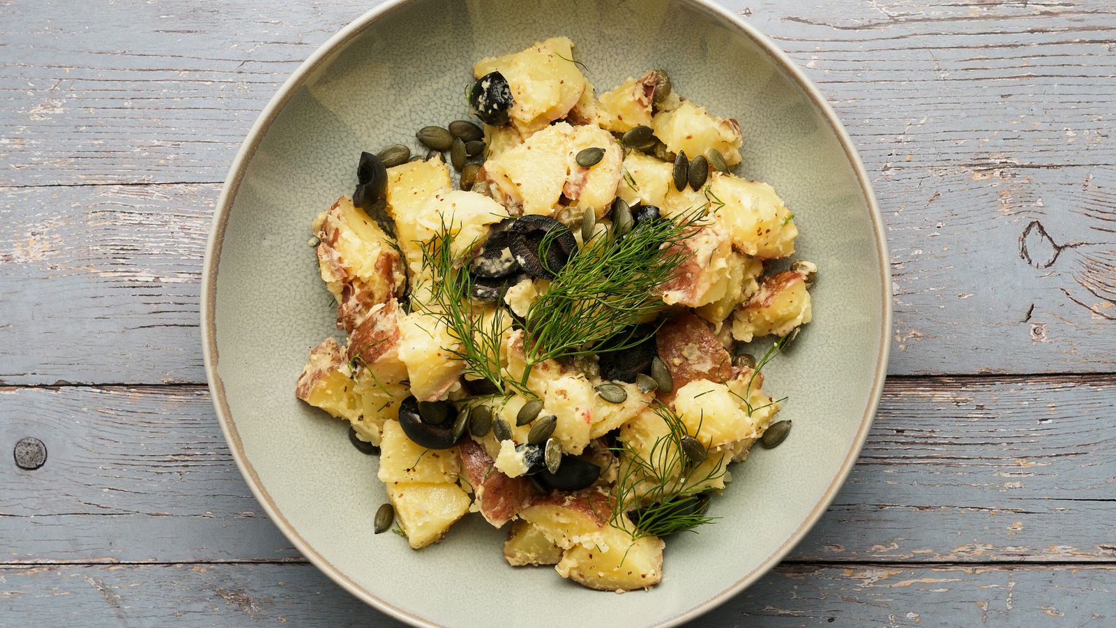 Aardappelsalade met olijven en kappertjes