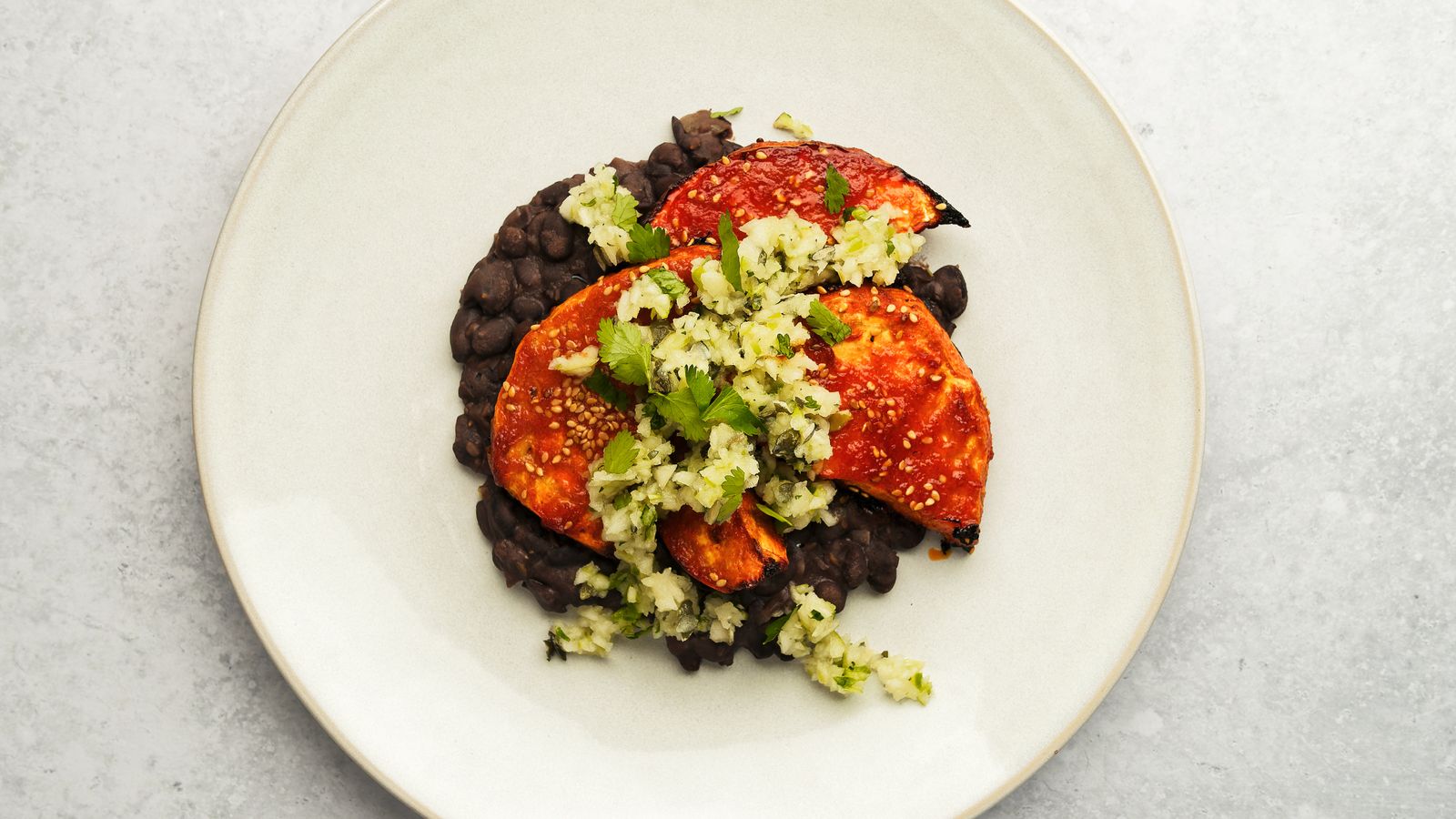 Gochujang knol&shy;selderij met zwarte bonen