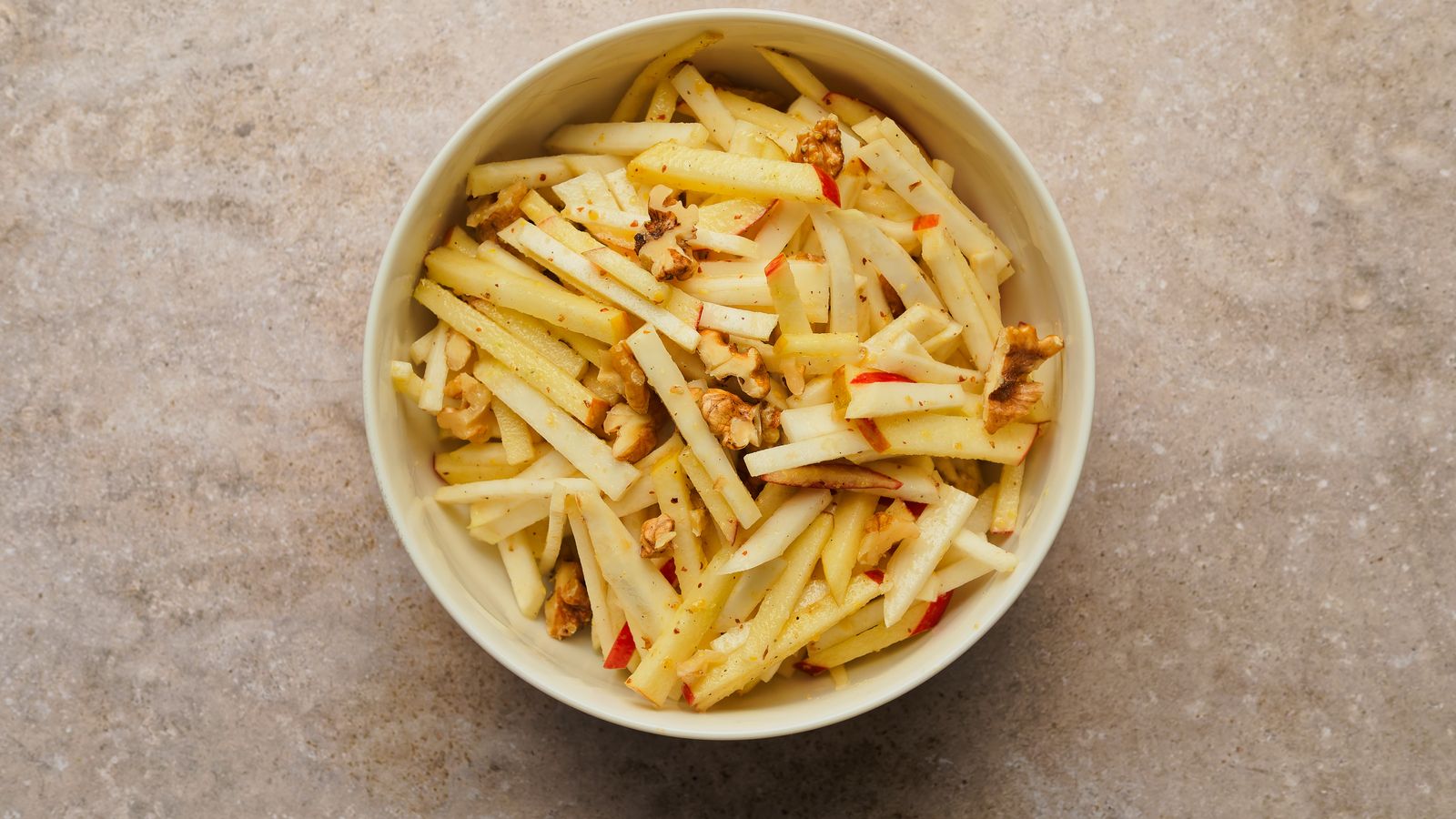 Salade van knol&shy;selderij met appel en walnoot