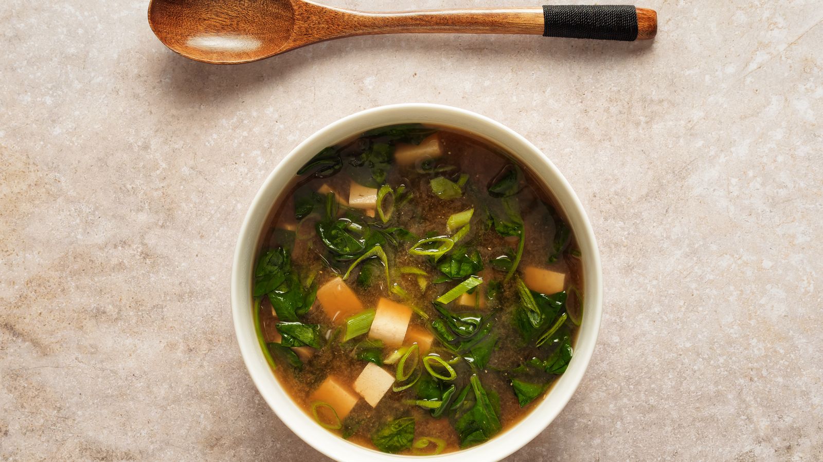 Koreaanse tofu&shy;soep met spinazie en doenjang