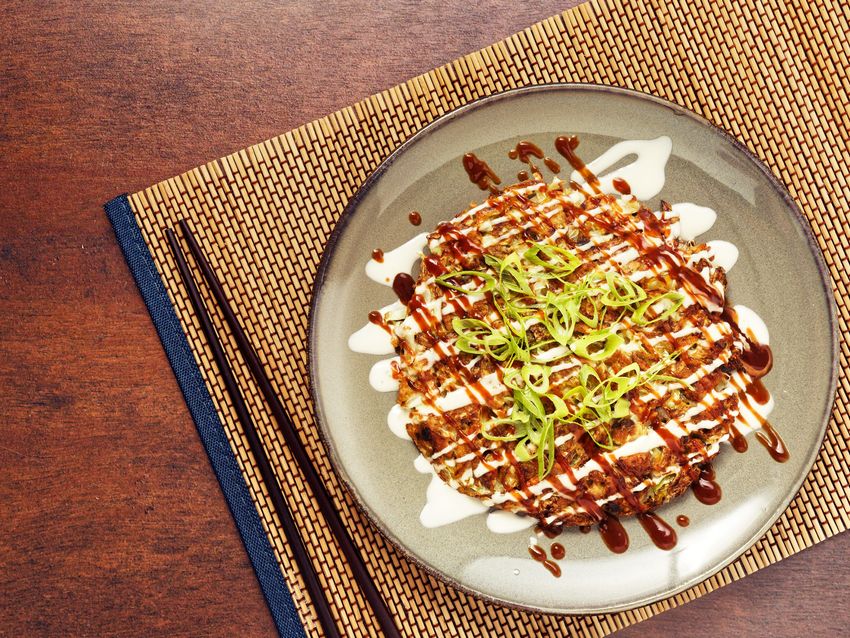 Foto van vegan Okonomiyaki met spitskool
