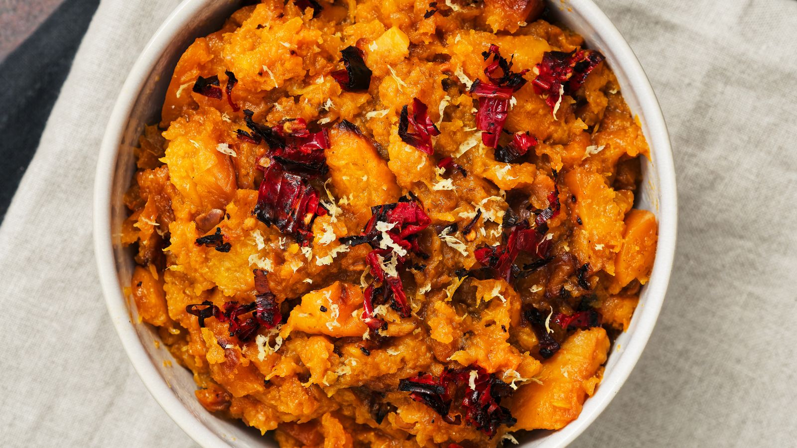 Grove pompoen&shy;puree uit Ottolenghi's Flavour
