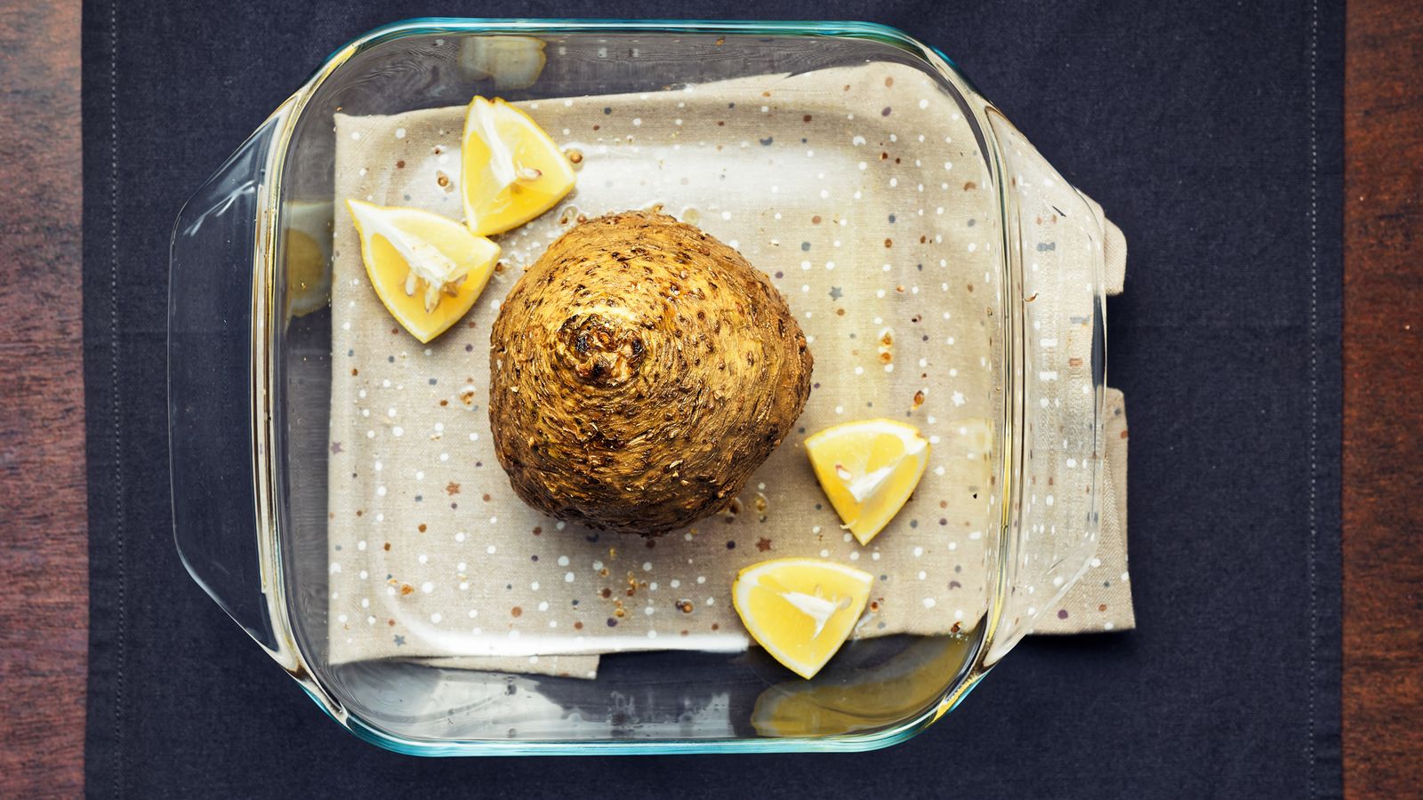 Ottolenghi's geroosterde knol&shy;selderij met koriander&shy;zaadjes