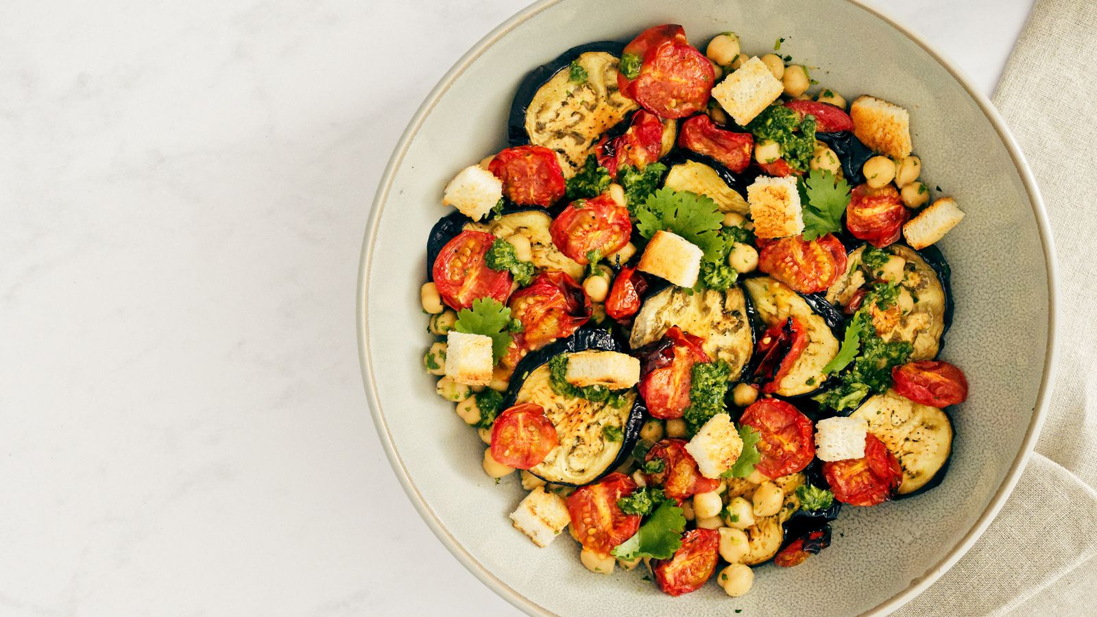 Salade met kikker&shy;erwten en gegrilde groenten