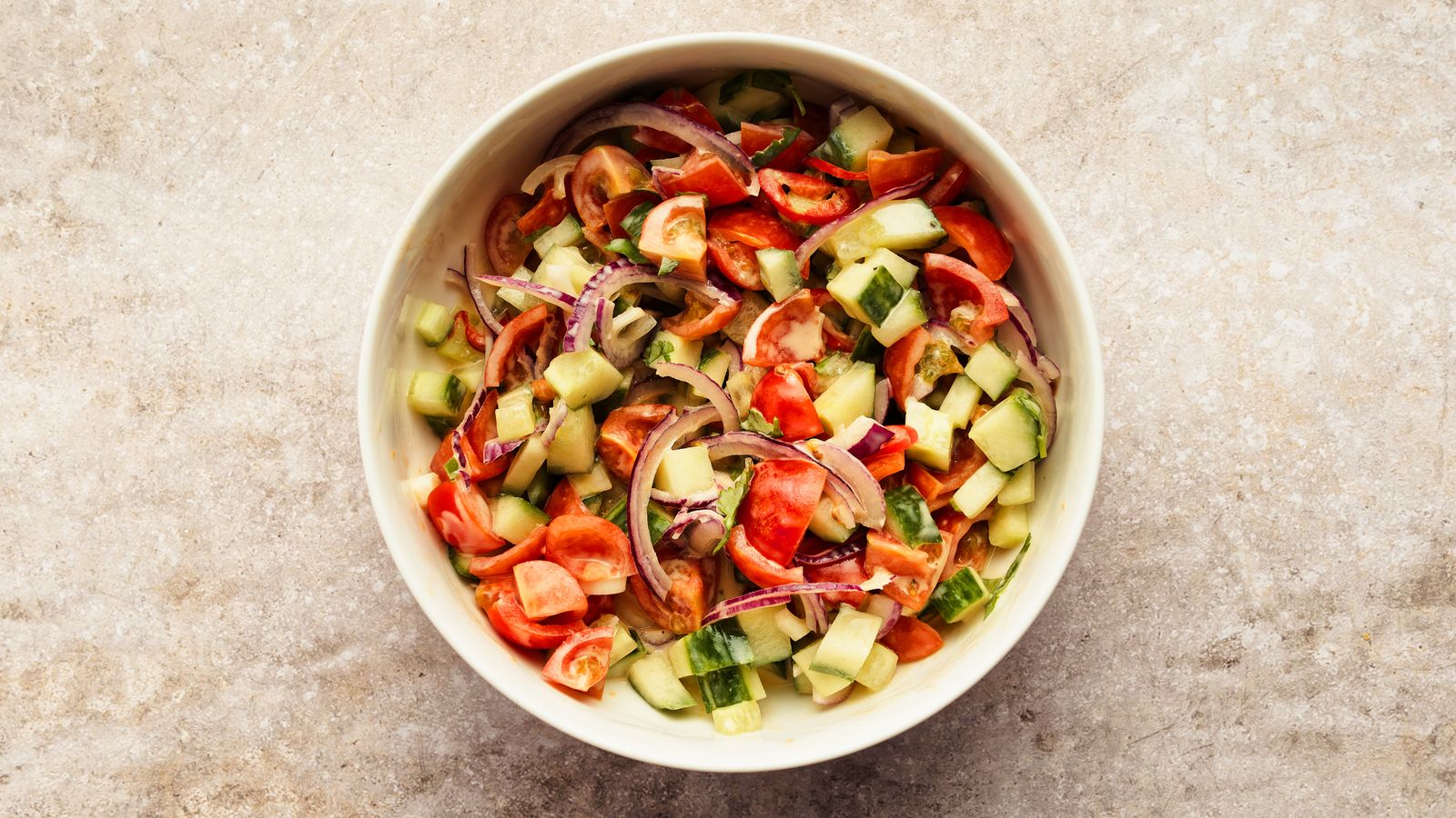 Simpele salade van komkommer en tomaat