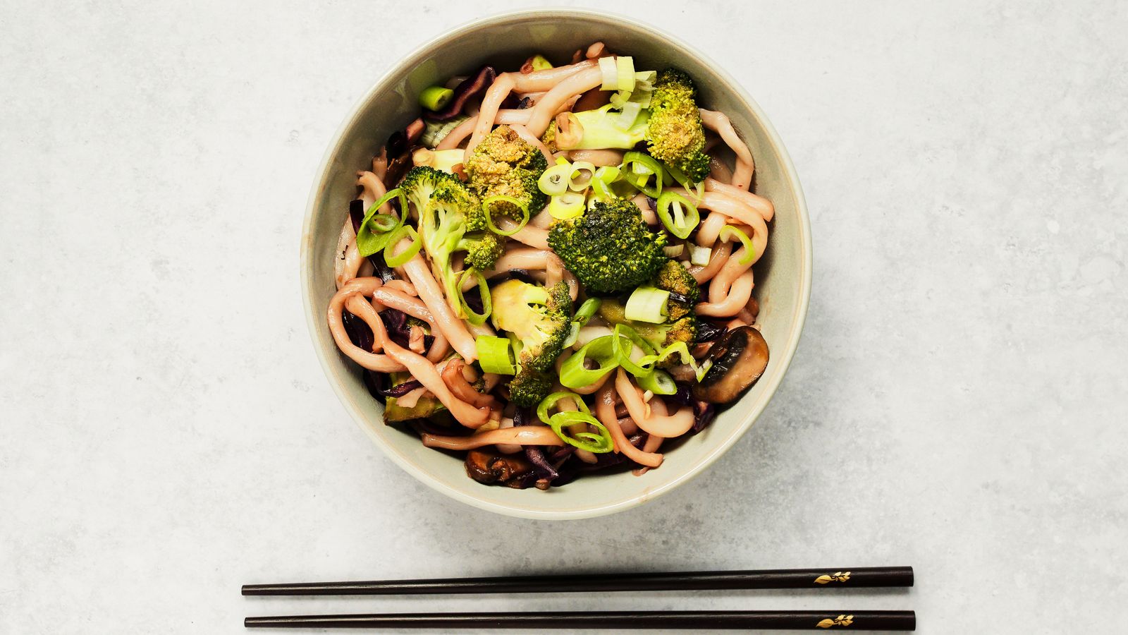 Yakisoba met broccoli en rode kool